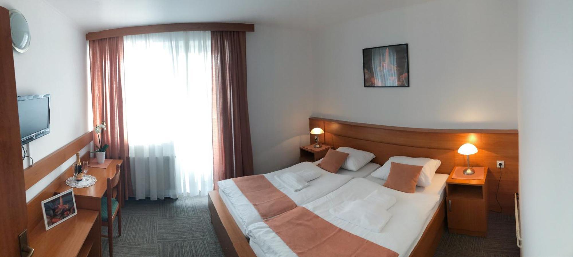 Hotel Restavracija In Prenocisca Carda Martjanci Exterior foto